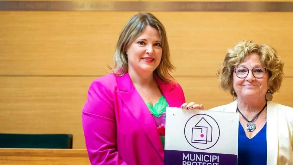 Ana María González -izquierda-, alcaldesa de Llaurí. EE