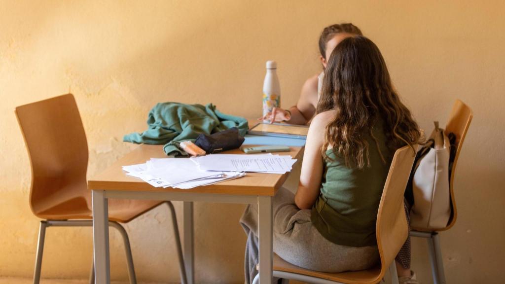Dos estudiantes preparan un examen en Toledo.