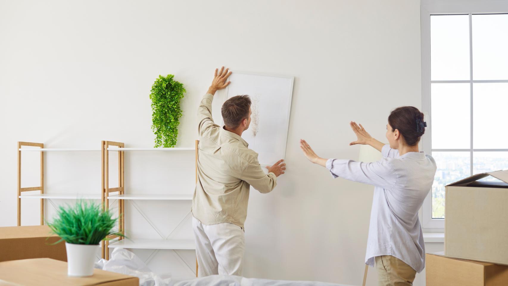 Una pareja joven haciendo una mudanza.