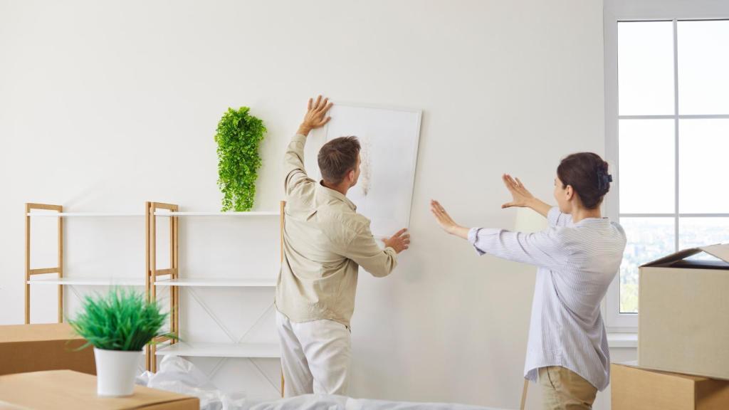 Una pareja joven haciendo una mudanza.