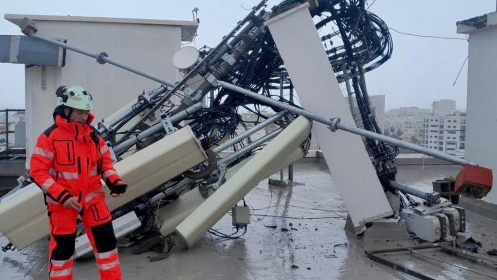 La antena caída en Estepona por el viento.
