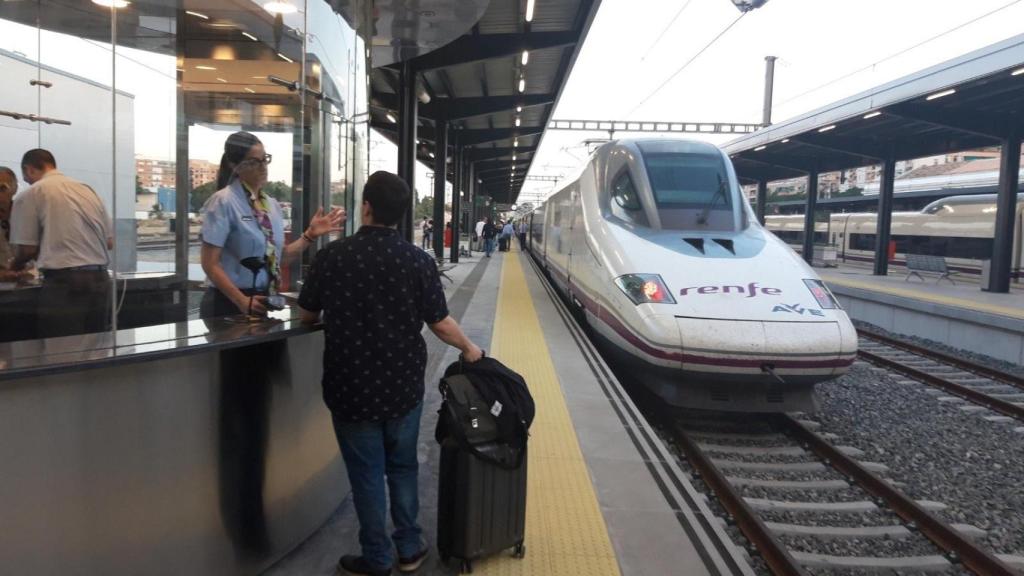 AVE en la estación de trenes de Granada.