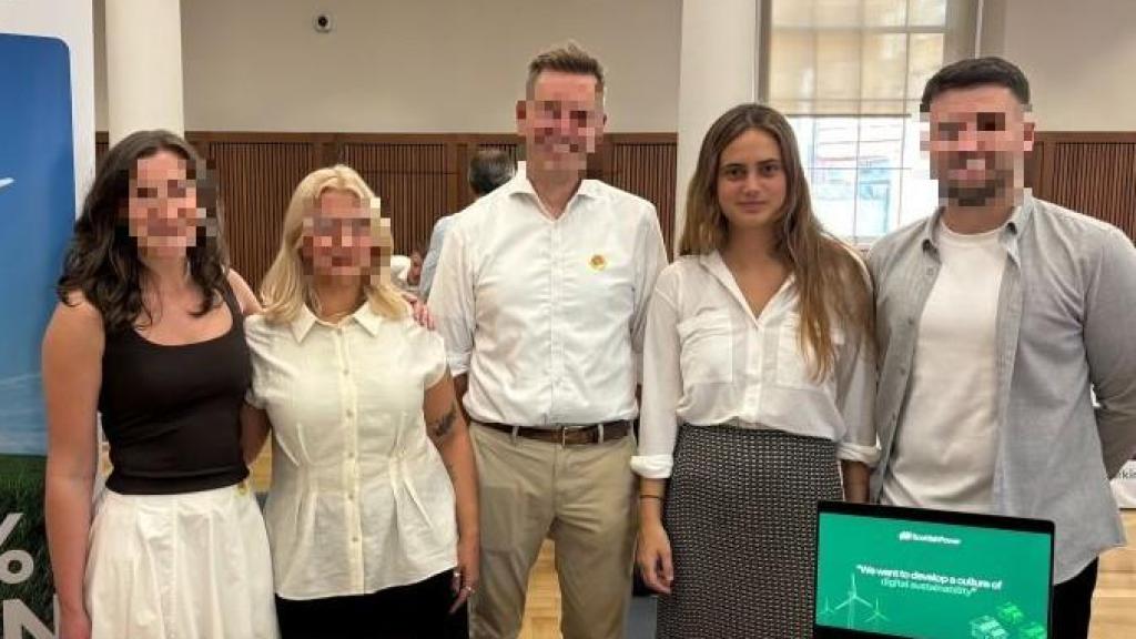 Fotografía de Mencía junto a unos compañeros.