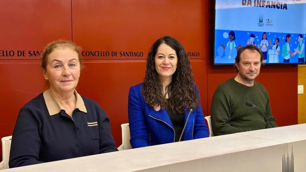 La teniente de alcaldesa, María Rozas, la jefa de servicio de Servicios Sociales, Teresa Furelos, e Ismael Blanco, de la consultora Deloga