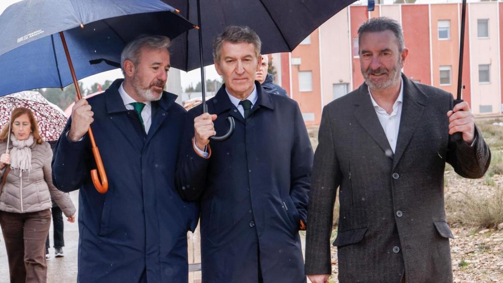 El presidente del PP, Alberto Núñez Feijóo, este miércoles con Jorge Azcón en Figueruelas (Zaragoza).