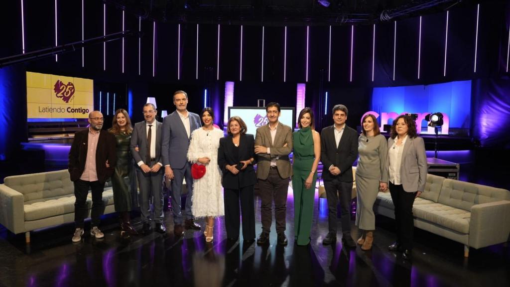 Foto de familia tras la presentación de los actos del 25 Aniversario CMM.