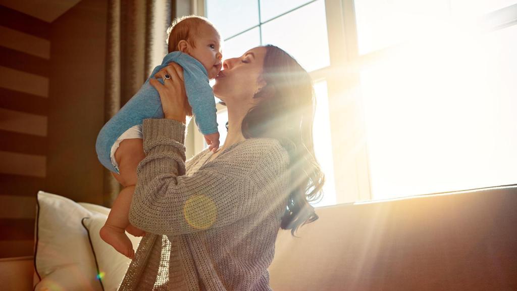 Una madre con un bebé.