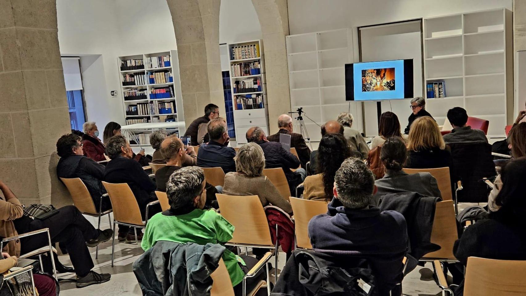 El MACA inaugura un nuevo ciclo de la Mesa de la Arquitectura con Javier Terrados como primer invitado