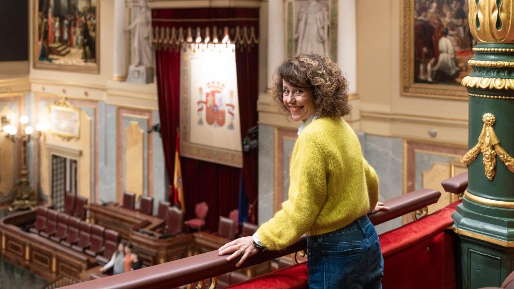 Ana Rivero atiende a esta revista desde la tribuna de prensa del Congreso de los Diputados.