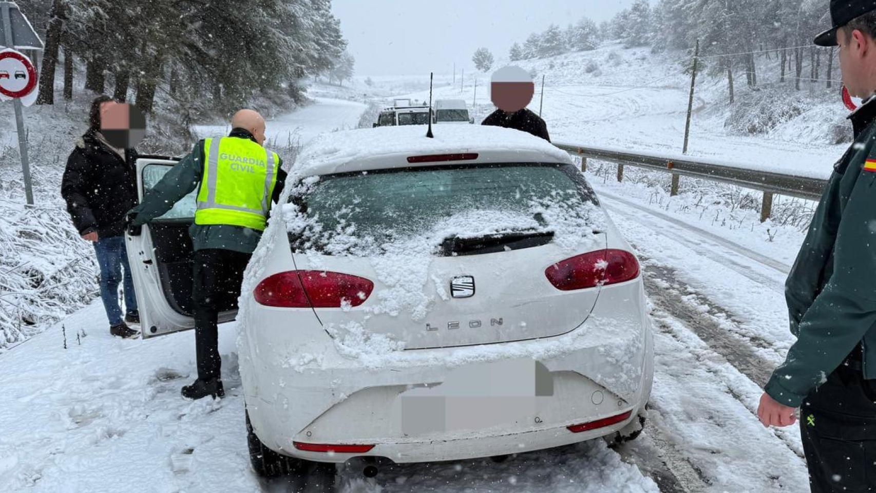 Imagen de la Guardia Civil en una dura mañana por la nieve en Valladolid.