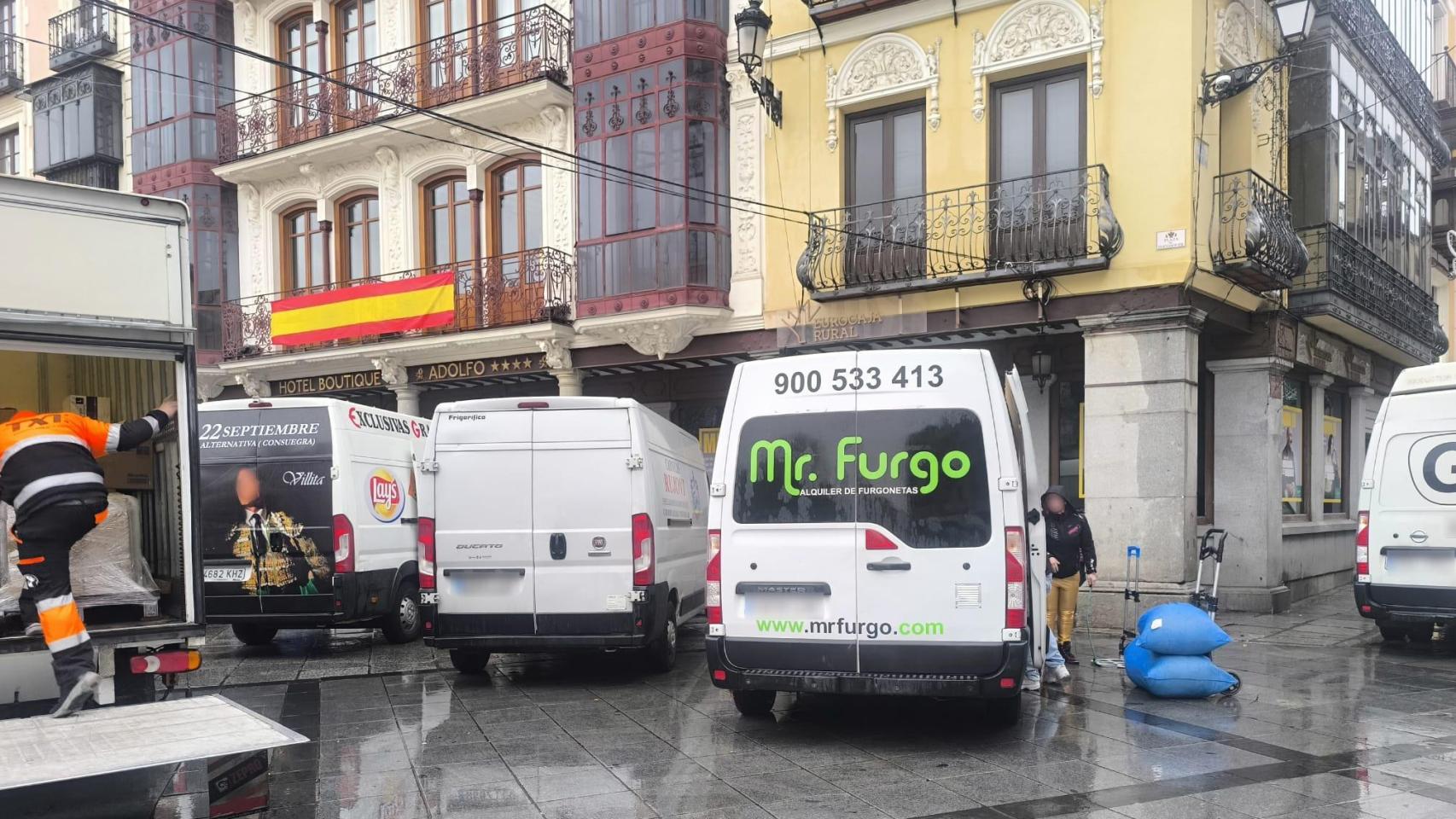 Imagen de archivo con fugonetas de reparto en la plaza de Zocodover.