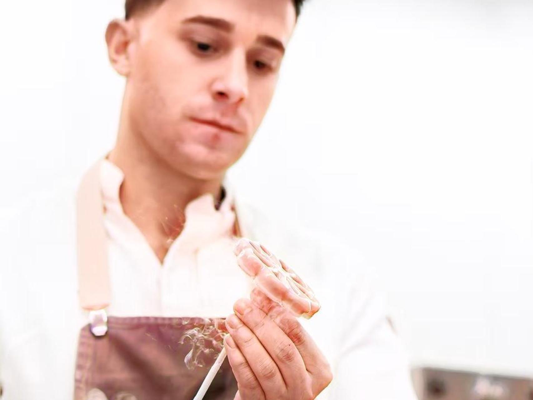 El pastelero Miguel Yeste, del café-obrador Obrar de Madrid.