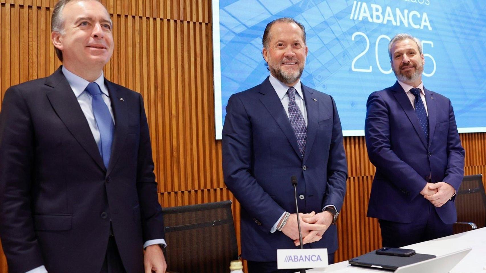 El CEO de Abanca, Francisco Botas, el presidente, Juan Carlos Escotet Rodríguez, y el director general financiero, Alberto de Francisco, este miércoles.