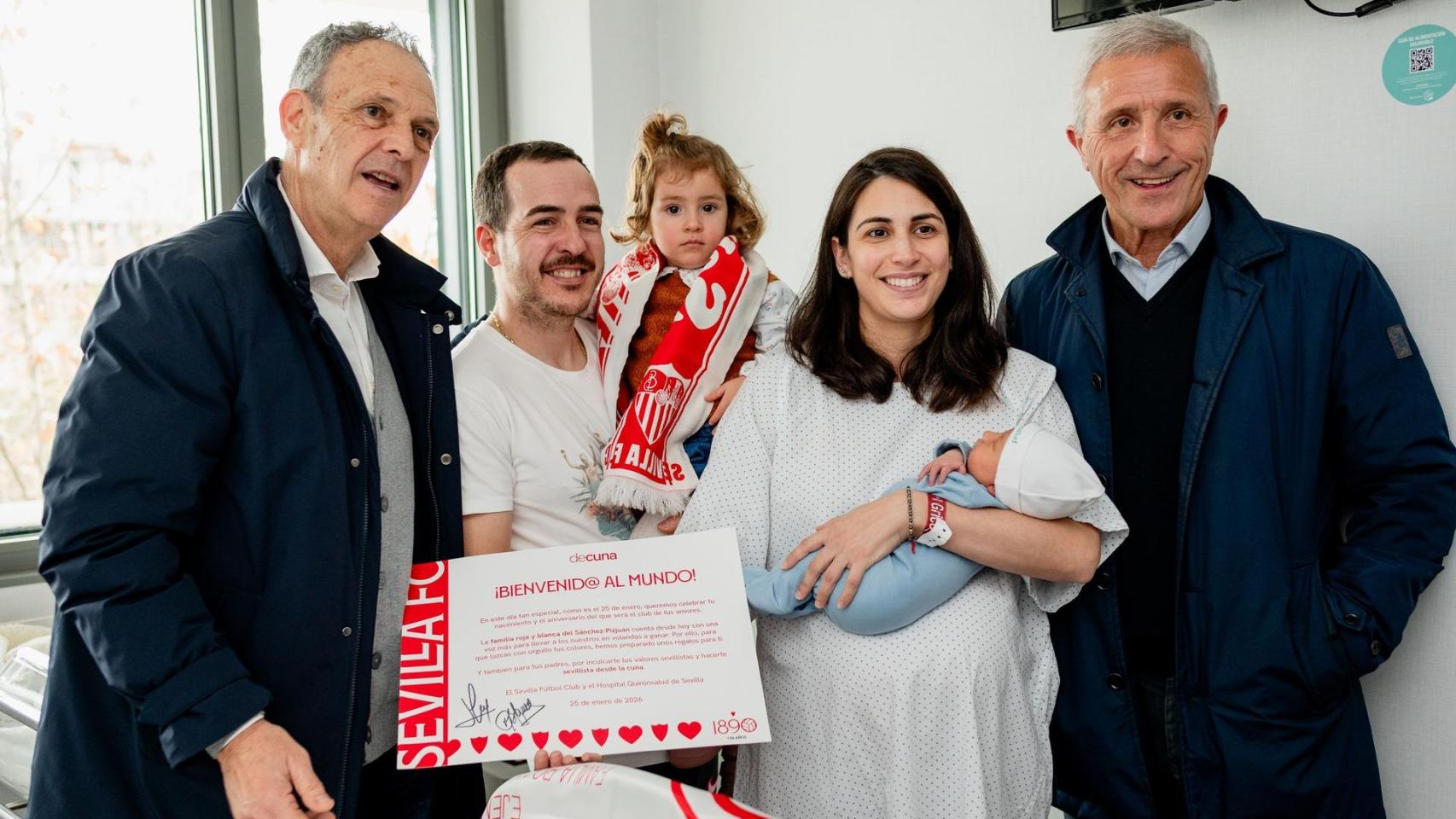 Imagen de las familias de los recién nacidos.