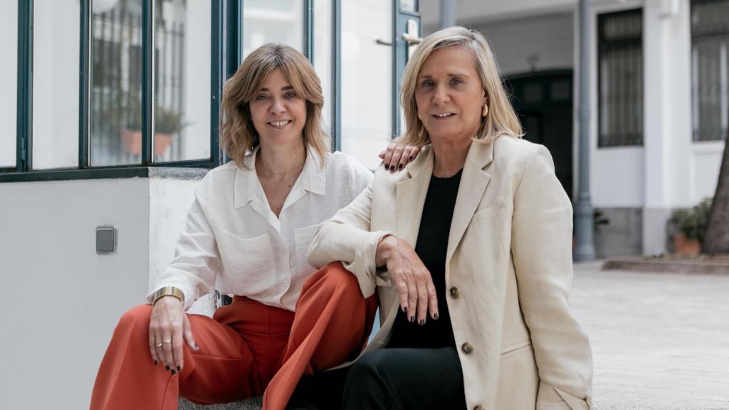 Silvia Hengstenberg (izquierda) y Sylvia Girón (derecha) fundadoras de The Sibarist en sus oficinas, El Invernadero.