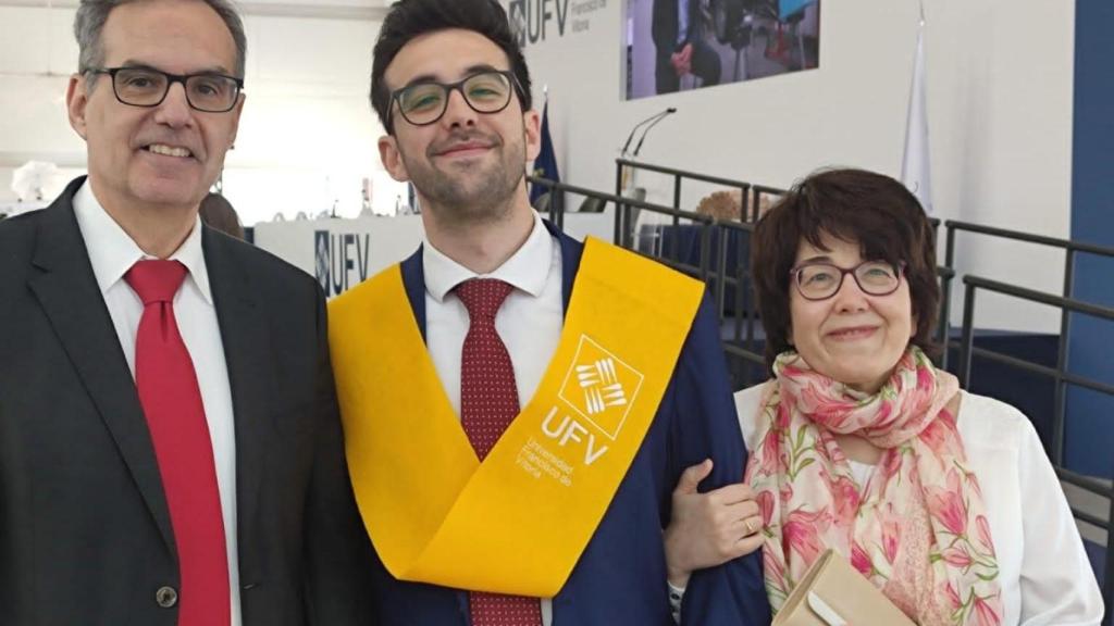 José María de Francisco, mejor nota del MIR 2025 de Madrid, junto a sus padres. Cedida
