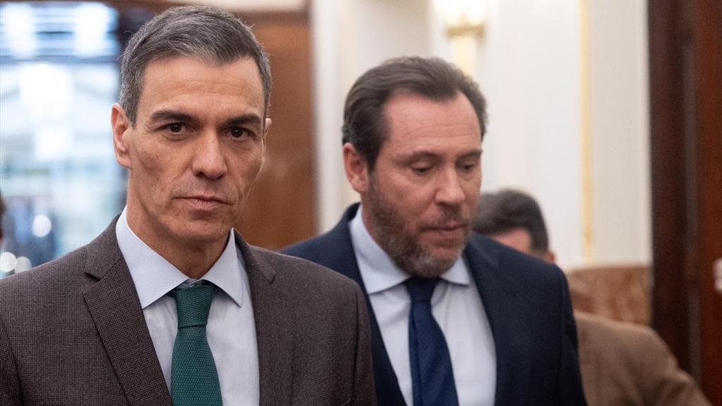 El presidente del Gobierno, Pedro Sánchez, y el ministro de Transportes, Óscar Puente, durante una sesión plenaria extraordinaria en el Congreso de los Diputados, a 27 de enero de 2026, en Madrid.