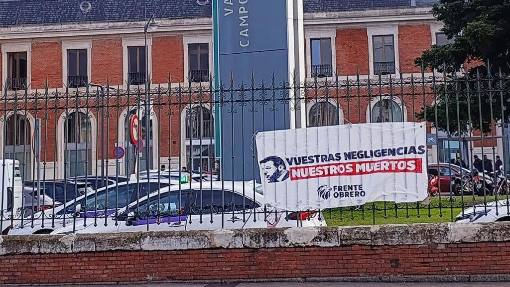Una de las pancartas del Frente Obrero en la estación de trenes de Valladolid.