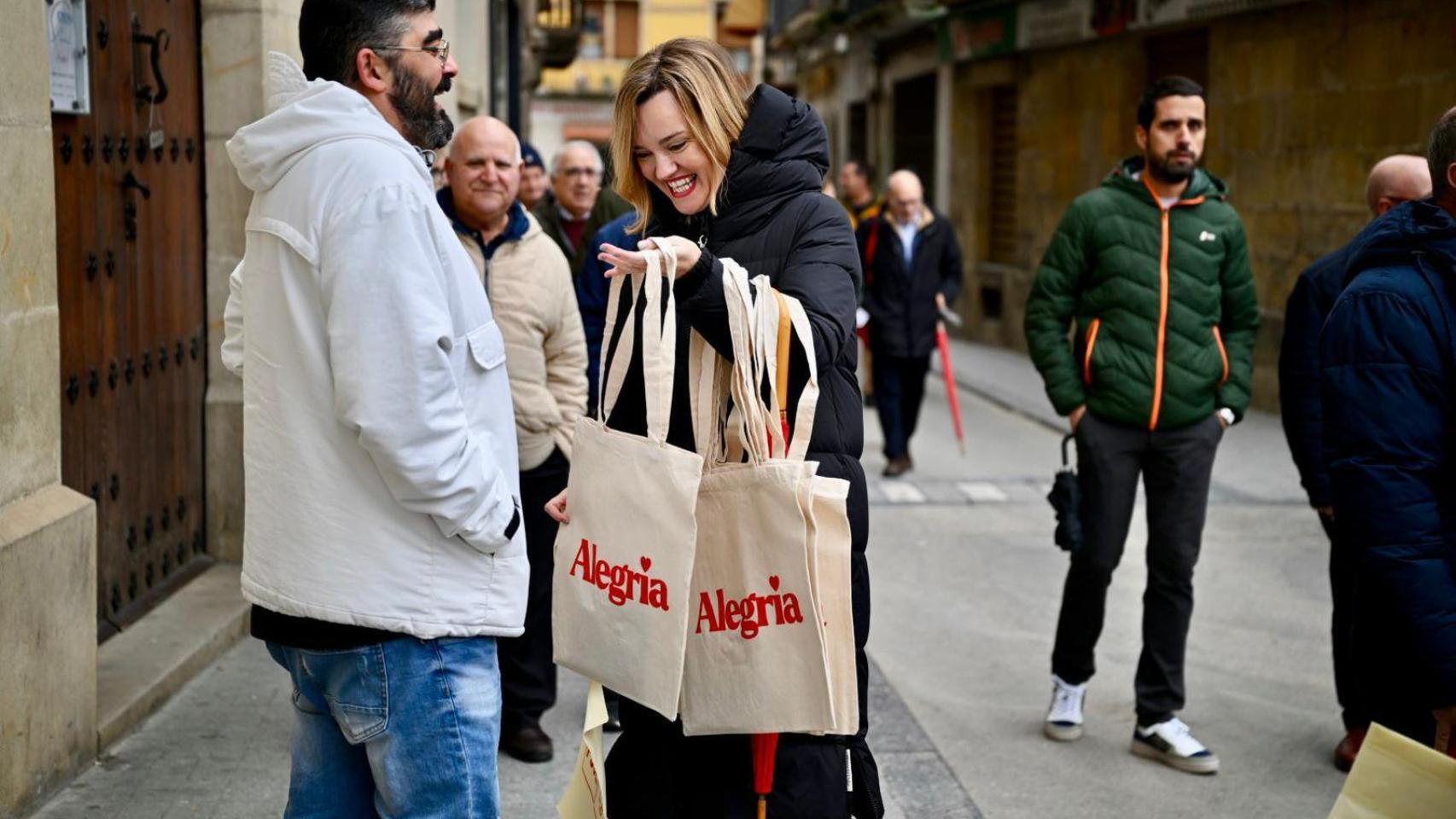 Pilar Alegría en campaña electoral en Caspe este miércoles