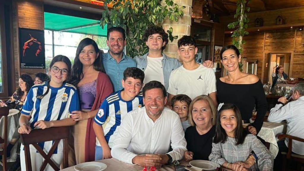 Fidel en una foto reciente con sus sobrinos, su hermano y su madre, fallecida recientemente en el accidente de Adamuz.