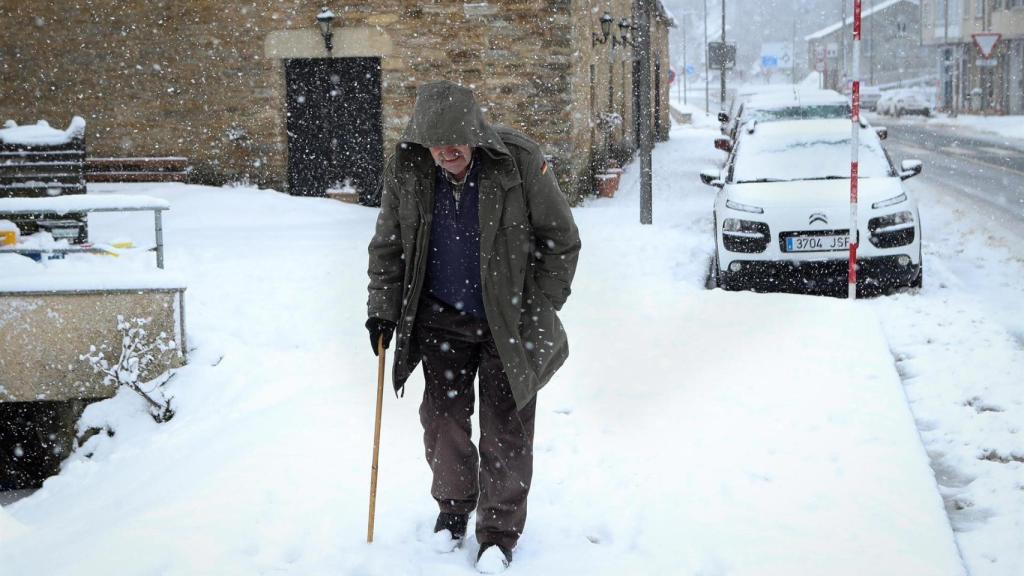 Una persona camina por la nieve, a 28 de enero de 2026, en Lugo, Galicia (España)