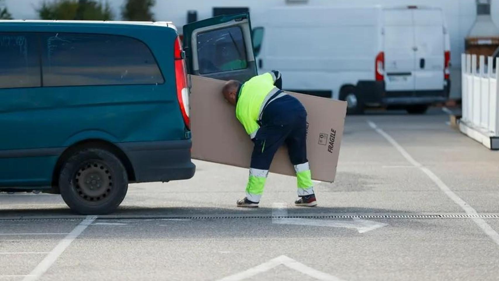 Un repartidor carga una furgoneta en Toledo.