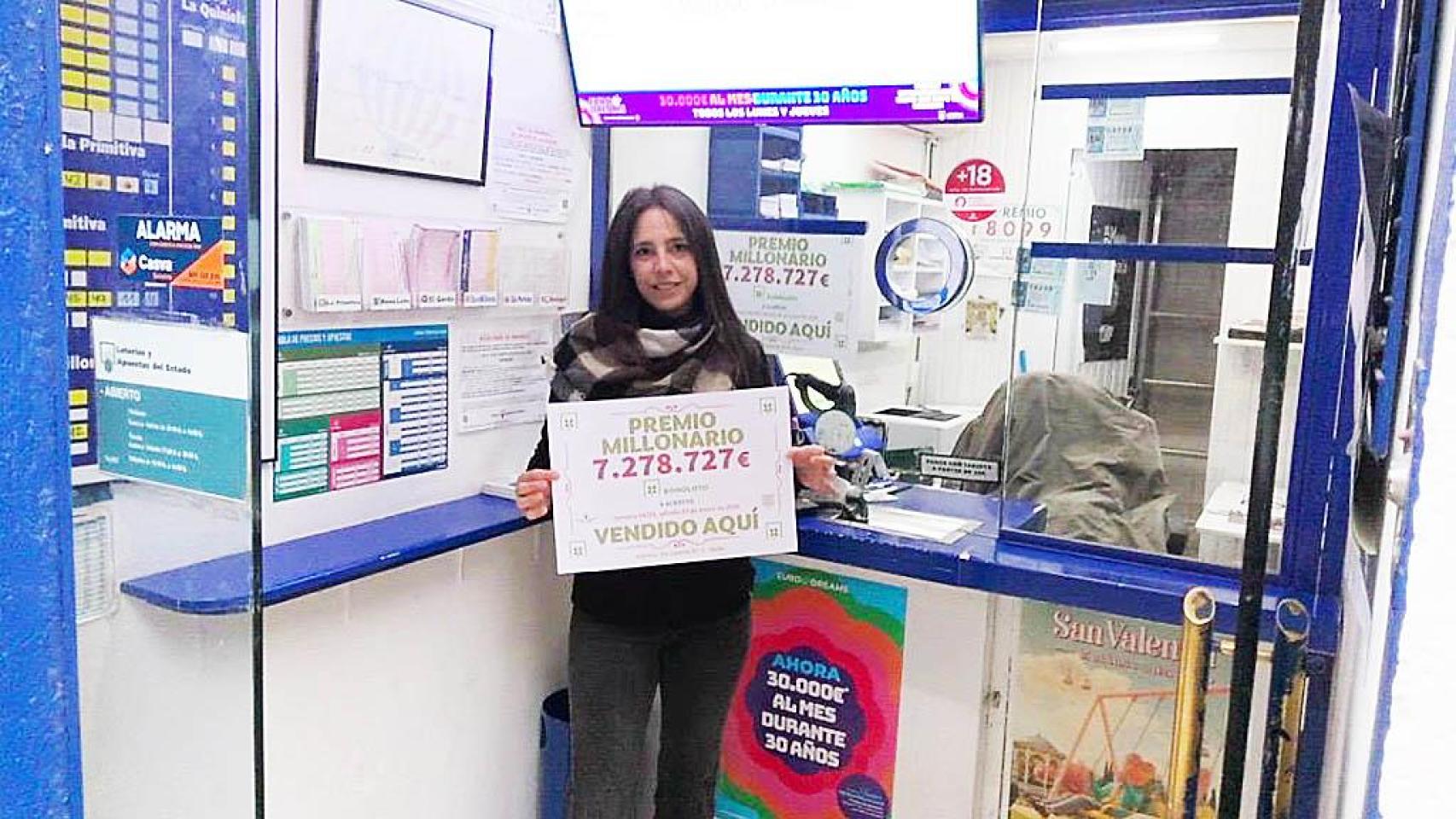 Cristina con el cartel de los 7,2 millones que dio su administración en La Bonoloto este sábado.