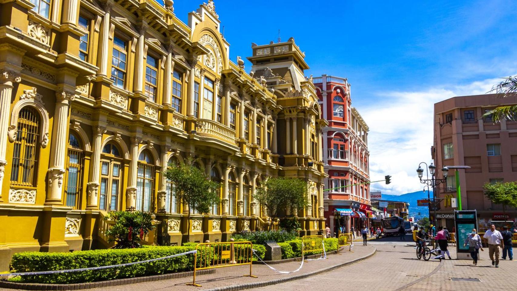 Los tradicionales edificios de colores en San José de Costa Rica.