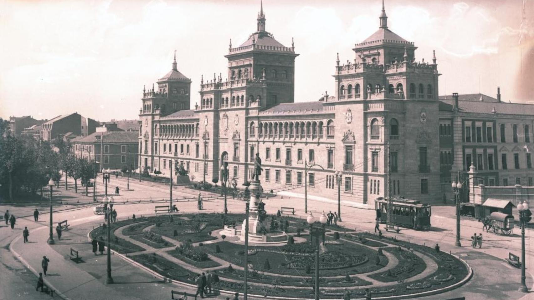 El tranvía a su paso por la Plaza de Zorrilla de Valladolid