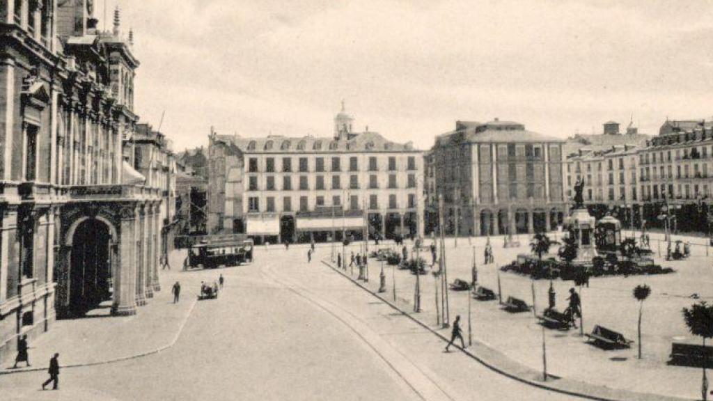 El tranvía a su paso por la Plaza Mayor de Valladolid
