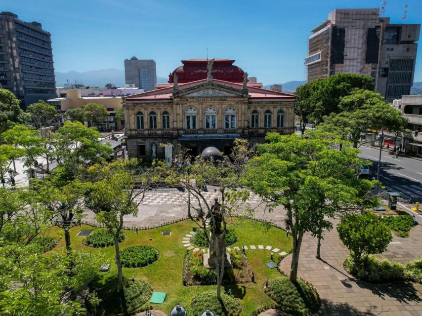 Imagen de la Plaza de la Cultura y el Teatro Nacional en San José.