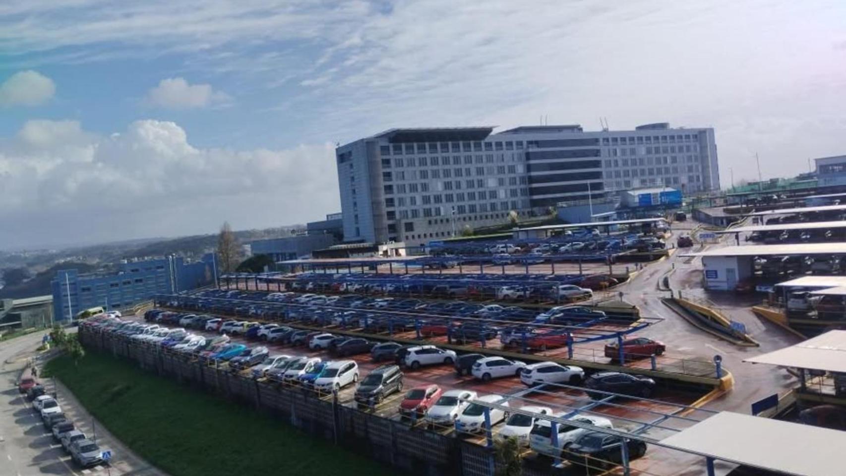 Retiran la cubierta del parking del CHUAC para colocalar otra nueva