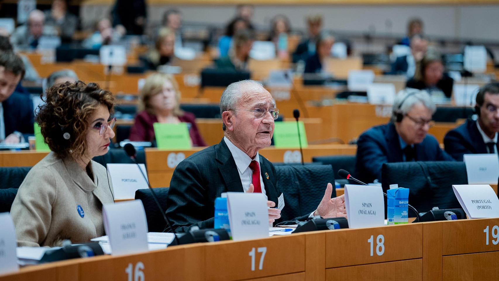 Francisco de la Torre y María Jesús Montero, este miércoles en la presentación en el Parlamento Europeo.
