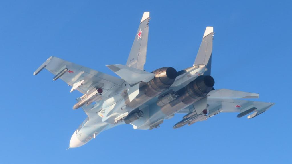 El caza Su-27 ruso visto desde abajo