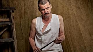 Coque Malla, a navajazo limpio en la ópera para mendigos de Bertolt Brecht que aterriza en España