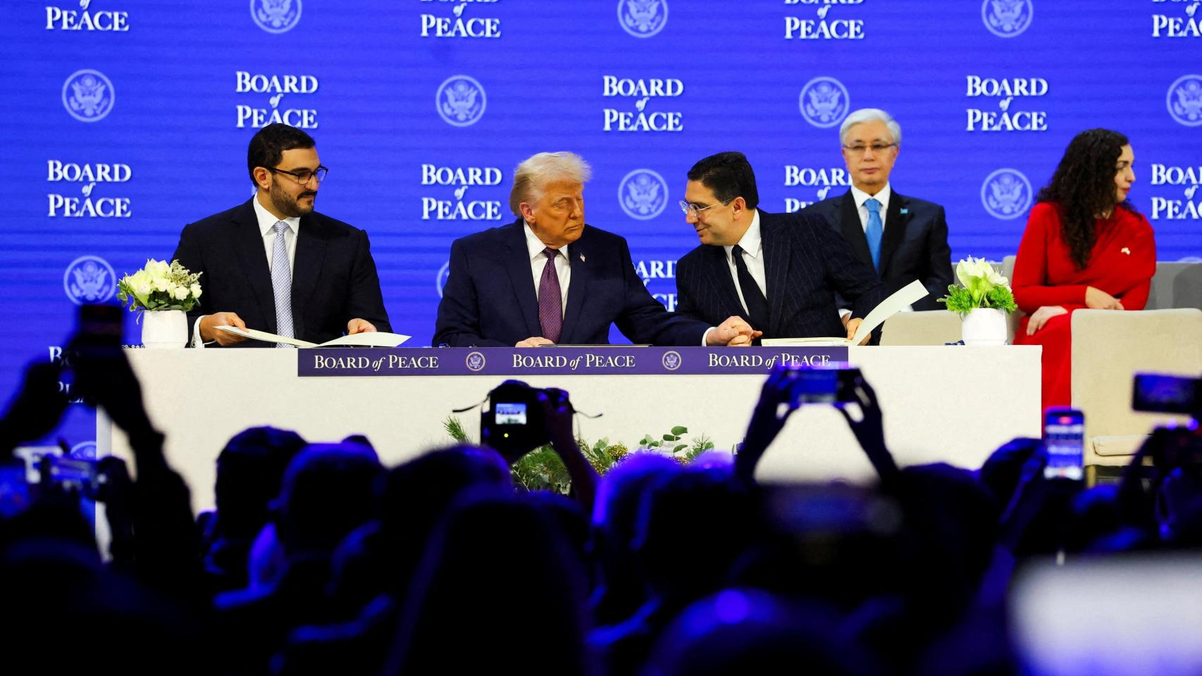 Donald Trump y, a su izquierda, el ministro de Exteriores de Marruecos, Nasser Bourita, durante el anuncio de la carta de su iniciativa Junta de la Paz.