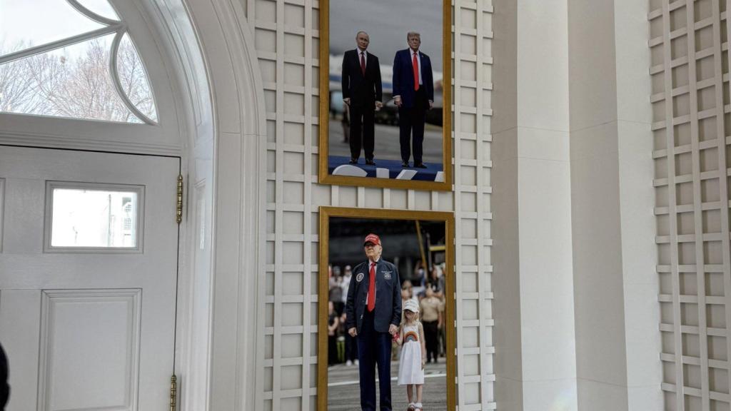 La fotografía de Trump y Putin junto a otra del republicano con su nieta en la 'Palm room' de la Casa Blanca.