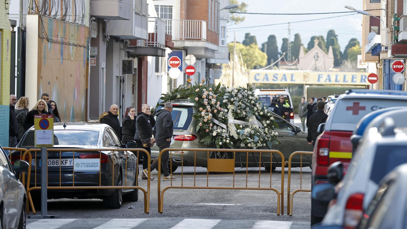 Vista del cortejo fúnebre de Alex, el menor asesinado el pasado sábado en Sueca (Valencia). Efe / Manuel Bruque