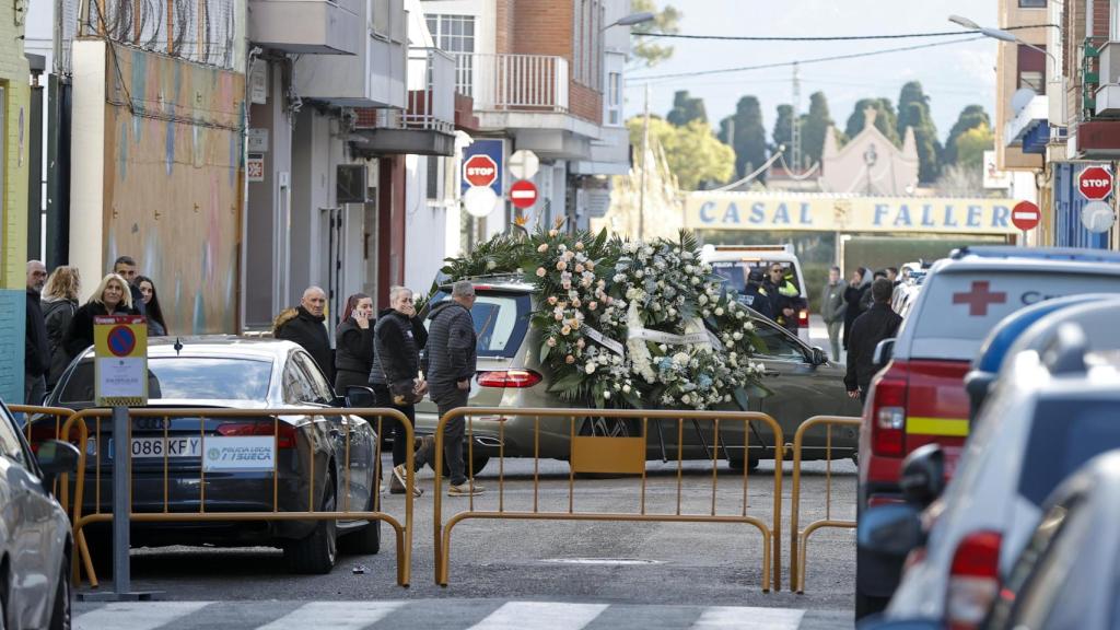 Vista del cortejo fúnebre de Alex, el menor asesinado el pasado sábado en Sueca (Valencia). Efe / Manuel Bruque