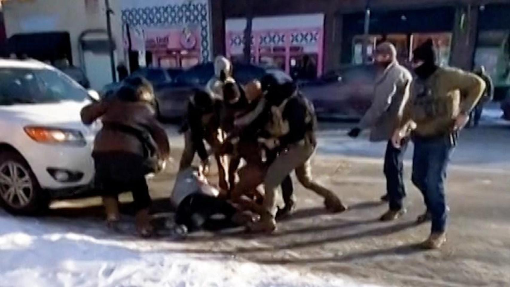 Instantes antes del asesinato de Alex Pretti a manos de ocho agentes federales en Mineápolis el pasado 24 de enero.