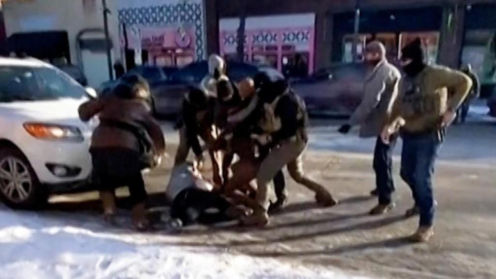 Instantes antes del asesinato de Alex Pretti a manos de ocho agentes federales en Mineápolis el pasado 24 de enero.