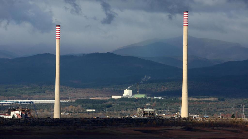 Chimeneas de la central Compostilla II en Cubillos del Sil (León)