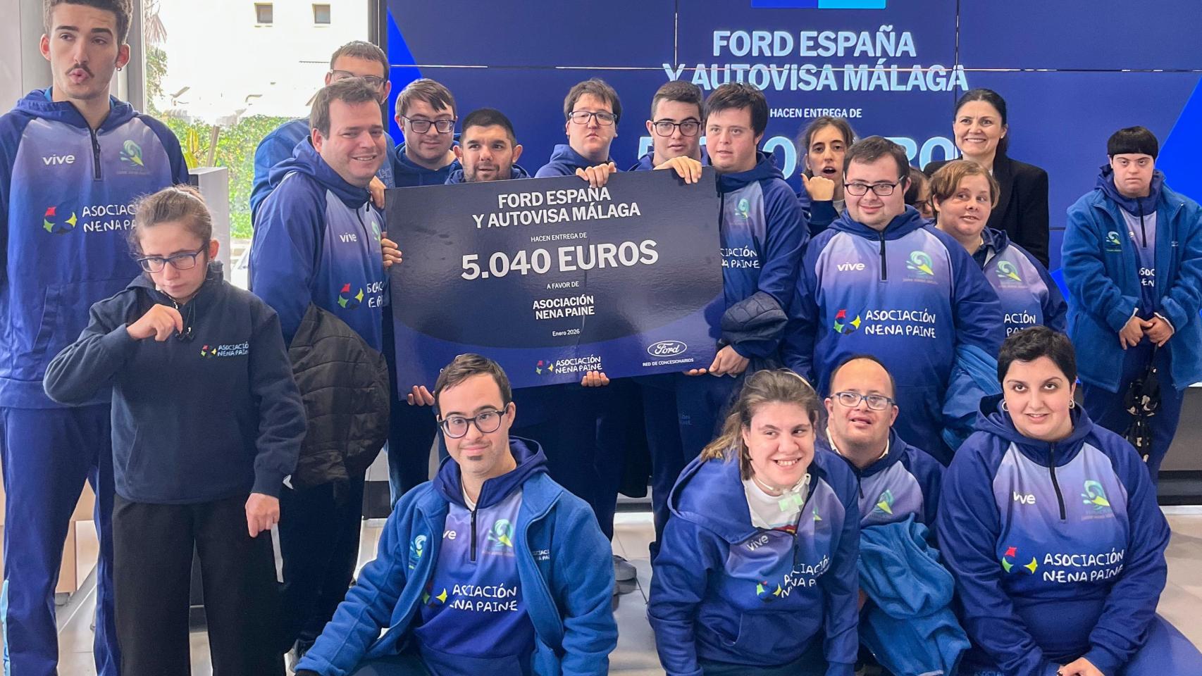 Integrantes de la asociación Nena Paine recibiendo el cheque de Ford Autovisa.