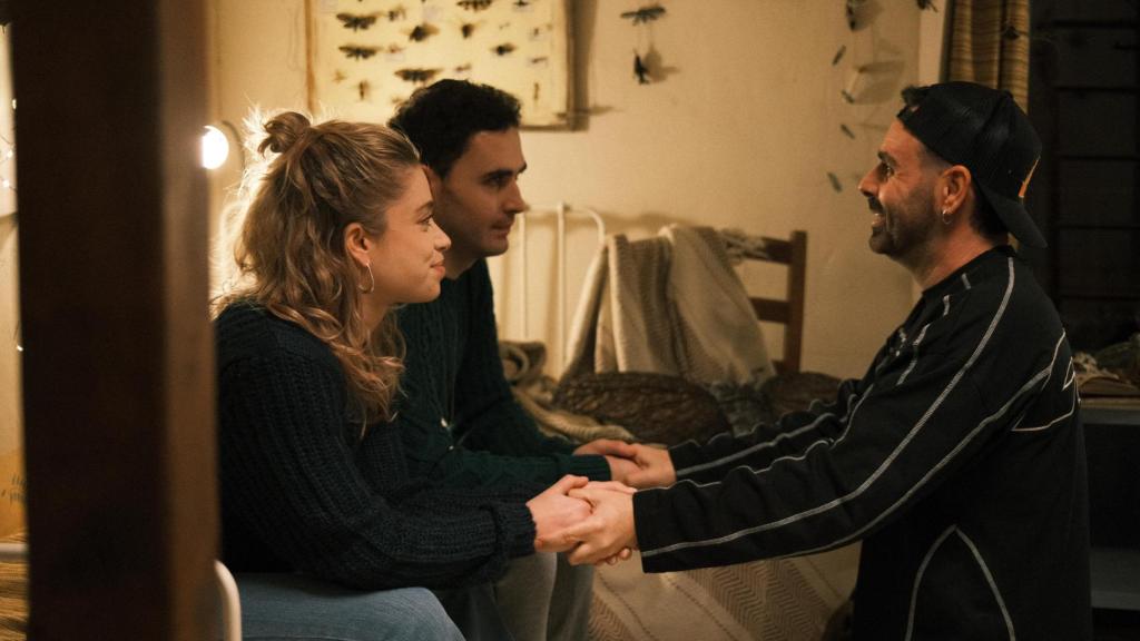 Sergio Checa junto con los actores en el rodaje.