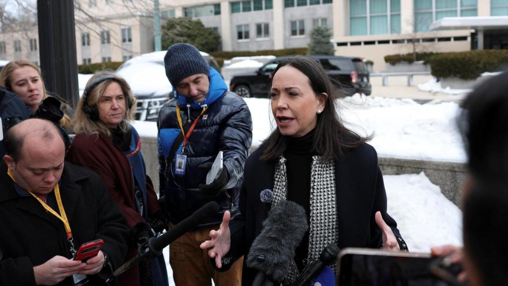 La líder de la oposición venezolana María Corina Machado atiende a la prensa desde Washington.