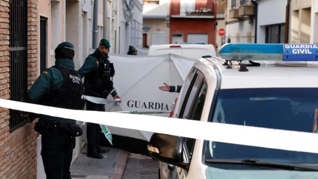 Unos agentes de la Guardia Civil, el pasado domingo, en la casa donde se cometió el asesinato de Álex.