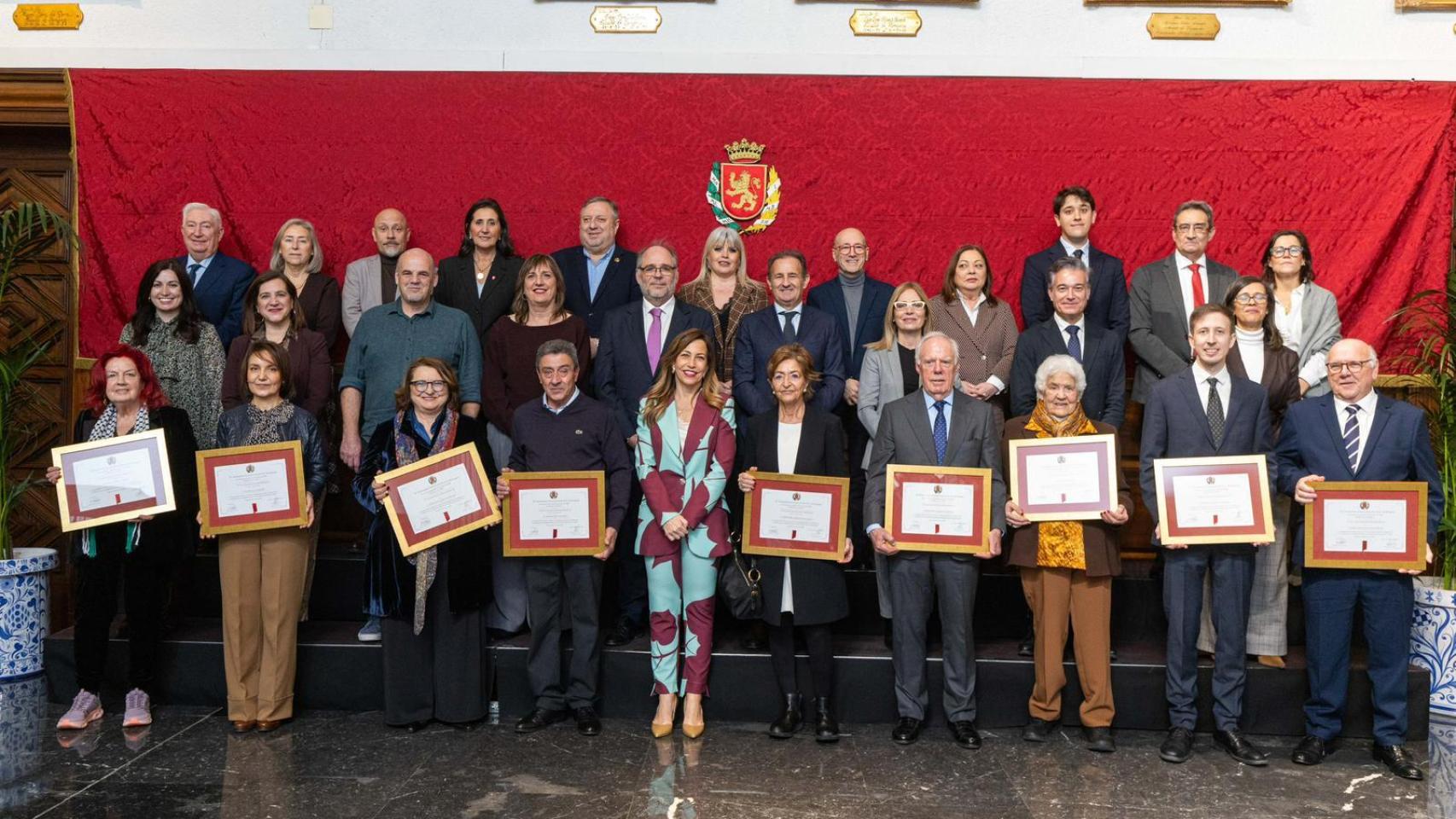 La alcaldesa de Zaragoza, Natalia Chueca, junto a todos los homenajeados.