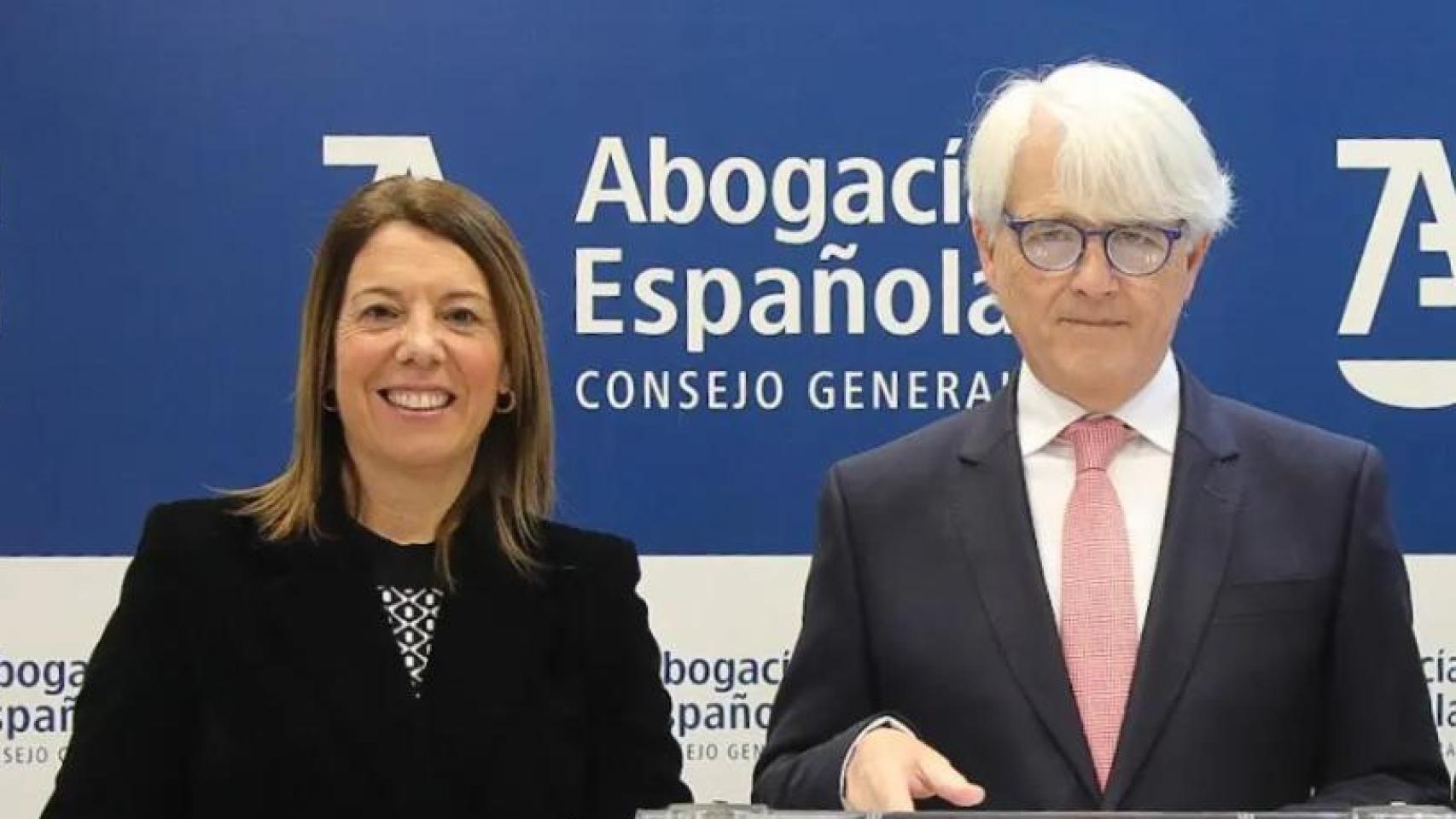 Salvador González, presidente del Consejo General de la Abogacía, junto a la decana de Barcelona, Cristina Vallejo, el pasado 16 de diciembre./