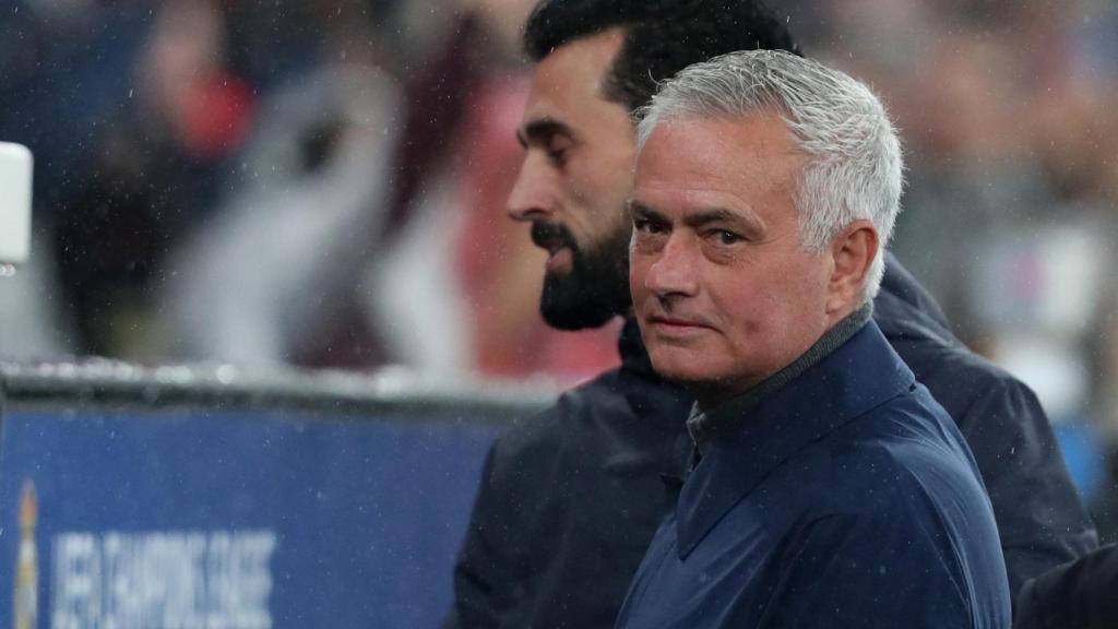 Arbeloa y Mourinho, tras saludarse antes del Benfica - Real Madrid