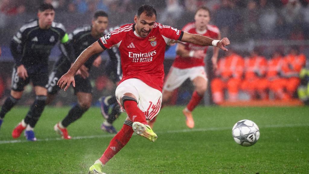 Pavlidis anota el penalti del 2-1 contra el Real Madrid